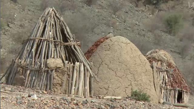非洲原始部落：身价百万的家庭，却喜欢用牛粪建房子