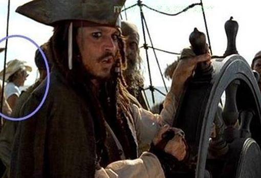 《加勒比海盗：黑珍珠号的诅咒》中杰克船长身边有一个现代人。（资料图片）