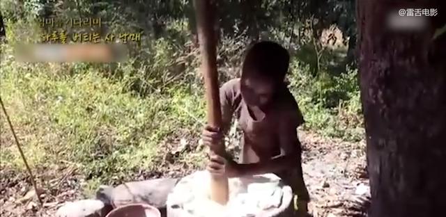 非洲姐弟被母亲抛弃，家里只剩一张破布，饿了只能吃野草！纪录片
