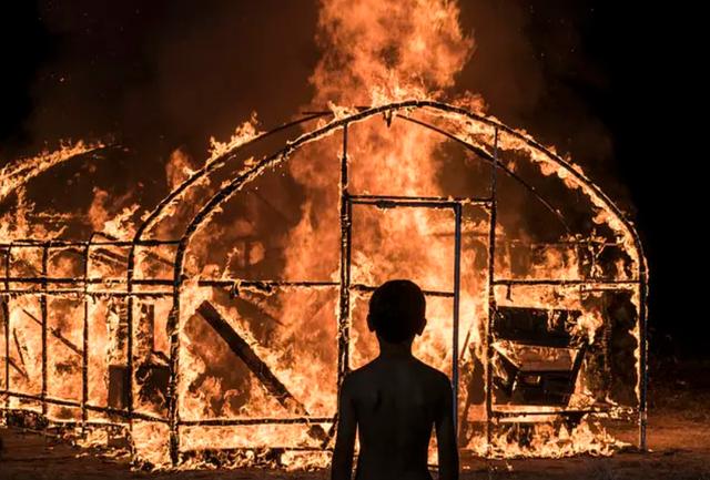 详解韩国高分电影《燃烧》中的现实讽刺和存在意义