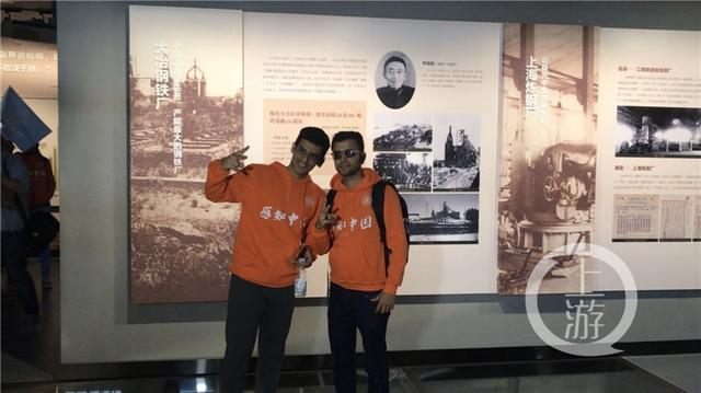 近百名留学生参观重庆工业博物馆