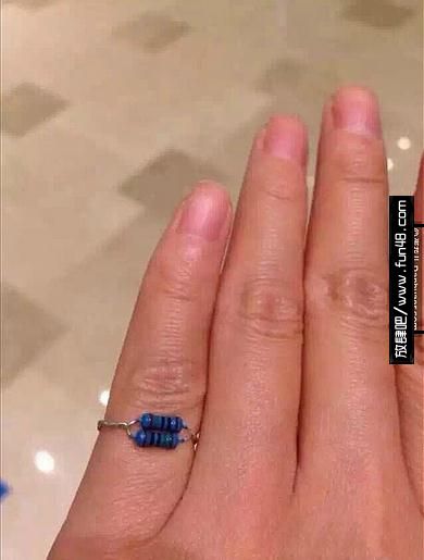理工男赠送给女友2000欧的戒指，壕的浪漫