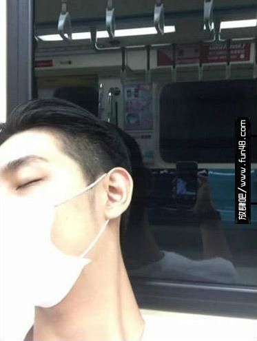 在地铁上睡着了被女友偷拍