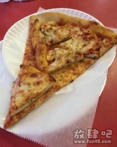 “你的披萨上要加点什么？”“披萨”