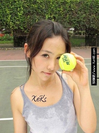 美女打网球