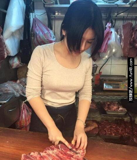 美女菜市场卖肉
