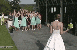 关于新娘扔捧花的搞笑gif动态图片