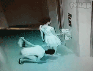 监控拍下男子电梯前偷看白衣少妇裙底