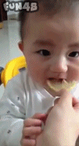 可爱小宝宝第一次吃柠檬