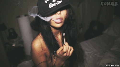 戴帽子的气质女孩吐烟