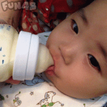 吃奶的可爱漂亮宝宝
