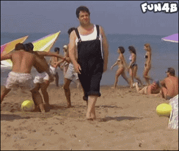 沙滩踢球踢到头搞笑