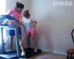 两个小女孩耍跑步机搞笑