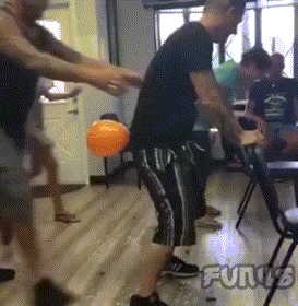 男男玩挤气球游戏