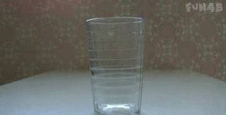 往空玻璃杯里倒水