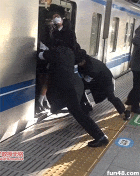 日本电车工作人员塞人进电车