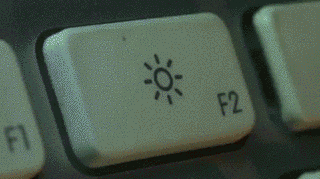 高温下融化燃烧的键盘