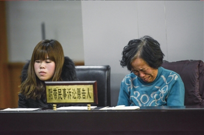 死者母亲（右）痛哭流泪，称要严惩凶手。本报记者蒲东峰摄