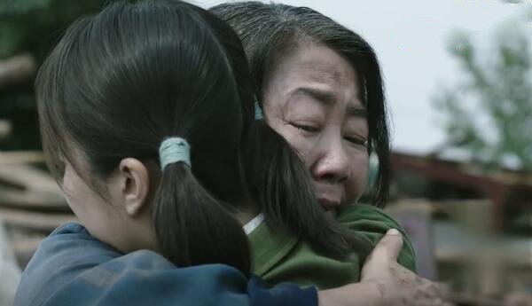 那座城，这家人第2集剧照：冯兰芝母女抱头痛哭